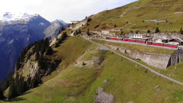 Famoso tren engranaje en la montaña Schynige Platte en Suiza — Vídeos de Stock