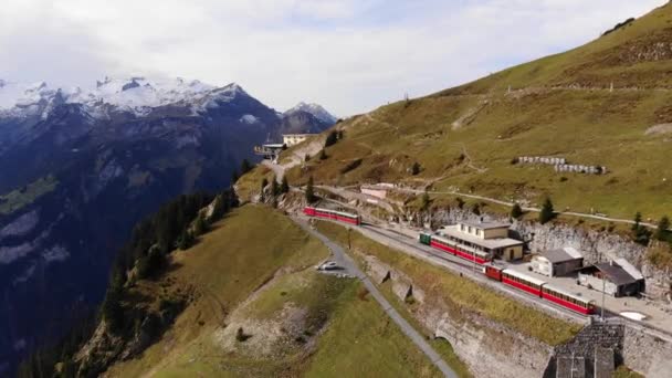 スイスの山Schynige Platteの有名なコグ鉄道 — ストック動画