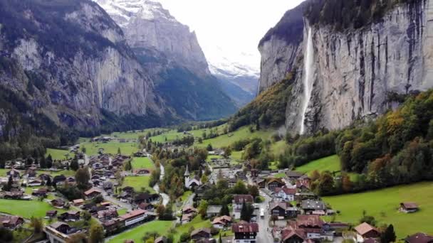 Flygfoto över byn Lauterbrunnen i Schweizmed dess berömda vattenfall — Stockvideo