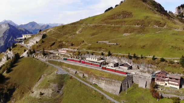 Popularf hotspot turístico en los Alpes suizos llamado Schynige Platte montaña — Vídeo de stock