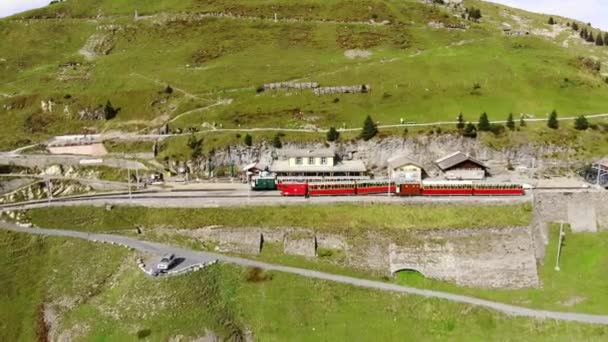スイスの山Schynige Platteの有名なコグ鉄道 — ストック動画