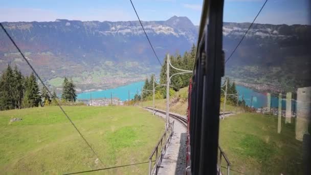 İsviçre 'deki Schynige Platte Dağı' ndaki ünlü çarklı tren yolu - BERN, SWitzERLAND - 9 Ekim 2020 — Stok video