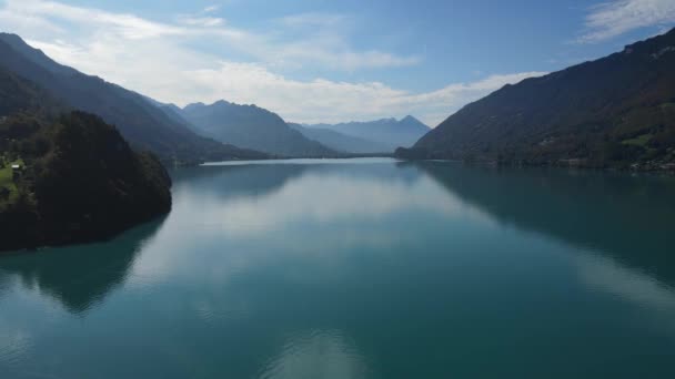 青い水でスイスの素晴らしいブリエンツ湖 — ストック動画