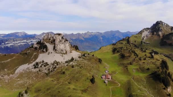 Oblíbené turistické hotspot ve švýcarských Alpách s názvem Schynige Platte hory — Stock video