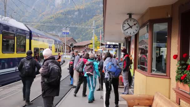 Wilderswil järnvägsstation för tåg till Schynige Platte - BERN, SWITZERLAND - 9 oktober 2020 — Stockvideo