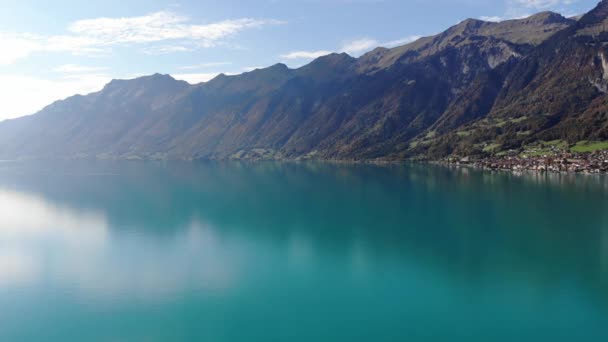Кристально чистая голубая вода озера Бриенц в швейцарских Альпах — стоковое видео