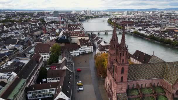 Vue aérienne sur la ville de Bâle Suisse et la cathédrale — Video