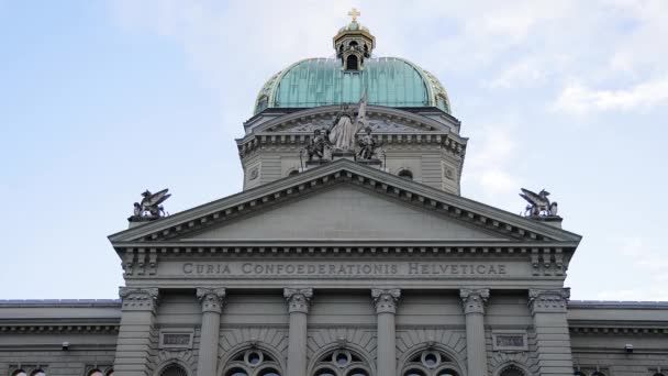 Edificio del Parlamento en Berna llamado Bundeshaus - la capital de Suiza - BERN, SUIZA - 9 DE OCTUBRE DE 2020 — Vídeo de stock