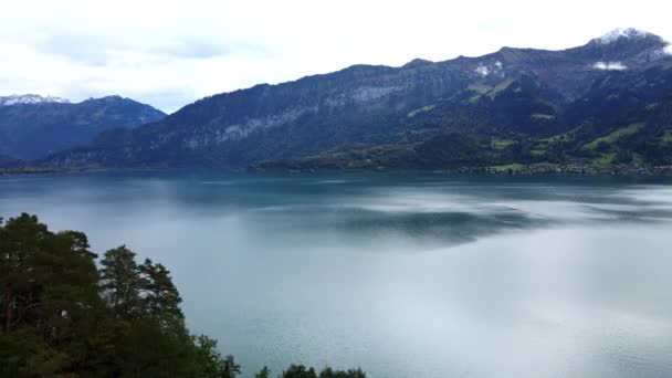 Voo ao longo do lago do Lago Thun — Vídeo de Stock