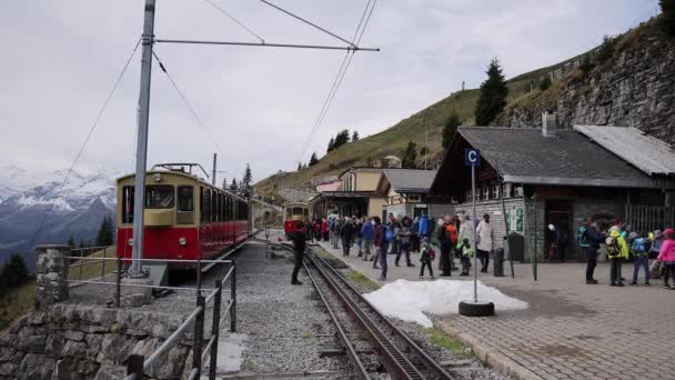 Cog järnvägsstation Schynige Platte - BERN, SWITZERLAND - 9 oktober 2020 — Stockvideo