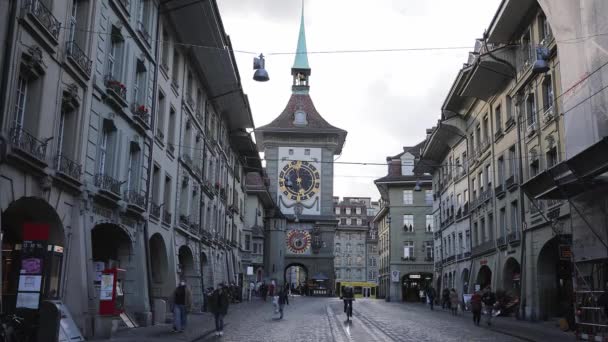 Famosa torre llamada Zytglogge en Berna - BERN, SUIZA - 9 DE OCTUBRE DE 2020 — Vídeos de Stock