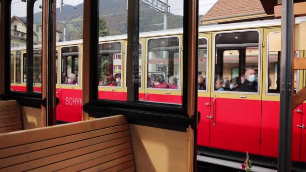 Cog järnvägsstation Wilderswil till Schynige Platte Mountain - BERN, SWITZERLAND - 9 oktober 2020 — Stockvideo