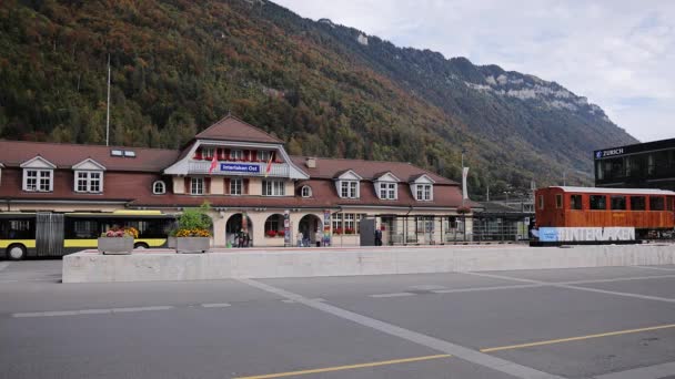 Interlakens järnvägsstation i Schweiz - BERN, SWITZERLAND - 9 oktober 2020 — Stockvideo