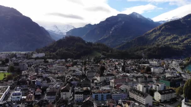 Вид с воздуха на город Интерлакен в Швейцарии — стоковое видео
