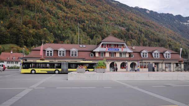 Interlakens järnvägsstation i Schweiz - BERN, SWITZERLAND - 9 oktober 2020 — Stockvideo