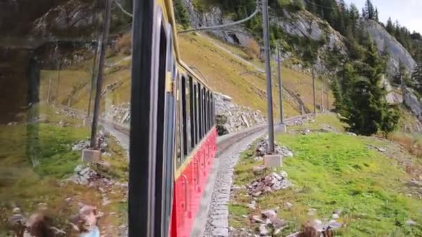 Famoso tren de engranajes en la montaña Schynige Platte en Suiza - BERN, SUIZA - 9 DE OCTUBRE DE 2020 — Vídeo de stock