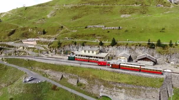 Διάσημος οδοντωτός σιδηρόδρομος στο βουνό Schynige Platte στην Ελβετία — Αρχείο Βίντεο