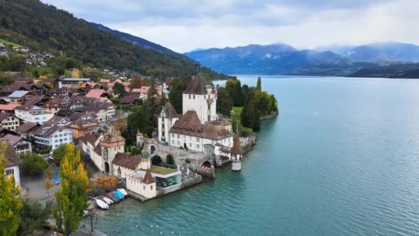 Château célèbre Oberhofen au lac de Thun en Suisse — Video