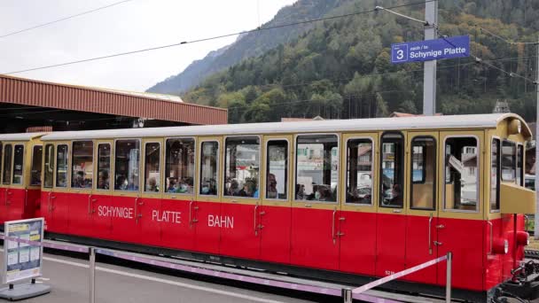 Estação Ferroviária de Cog Wilderswil para Schynige Platte Mountain - BERN, SWITZERLAND - 9 de outubro de 2020 — Vídeo de Stock