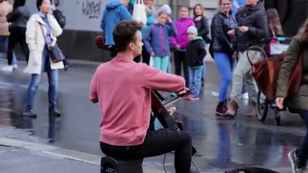 Street musician in Bern historic district - BERN, ΕΛΒΕΤΙΑ - 9 Οκτωβρίου 2020 — Αρχείο Βίντεο