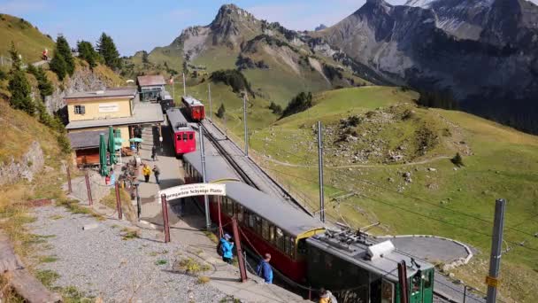 Estrada de ferro famosa na montanha Schynige Platte na Suíça - BERN, SWITZERLAND - 9 de outubro de 2020 — Vídeo de Stock