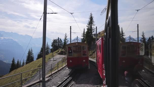 Estrada de ferro famosa na montanha Schynige Platte na Suíça - BERN, SWITZERLAND - 9 de outubro de 2020 — Vídeo de Stock