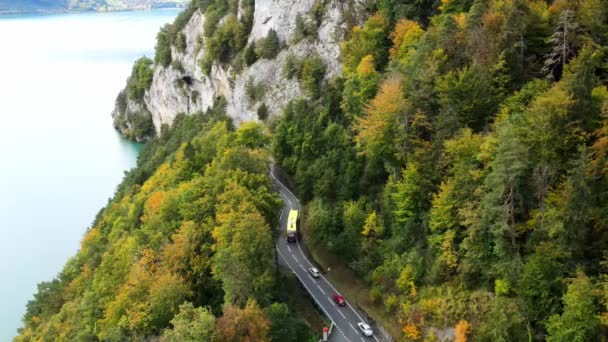 Panoramatická ulice podél jezera Thun ve Švýcarsku — Stock video