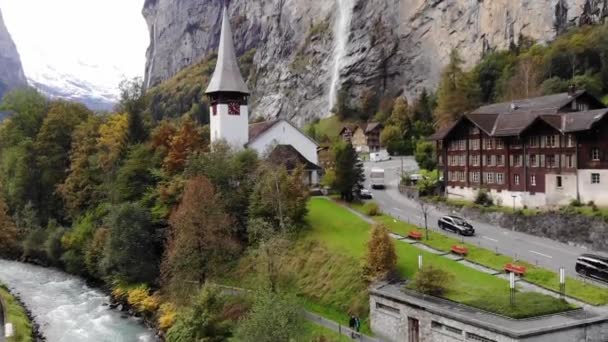 Aerial view over the village of Lauterbrunnen in Switzerlandwith its famous waterfall — Stock Video