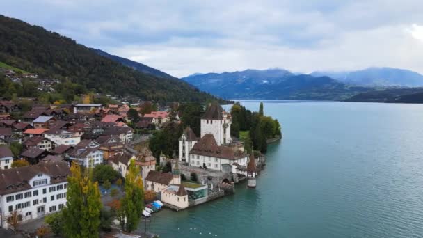 Słynny zamek Oberhofen nad jeziorem Thun w Szwajcarii — Wideo stockowe