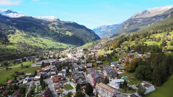 Beroemde stad Grindelwald in de Zwitserse Alpen van boven — Stockvideo