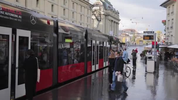 Kollektivtrafik i staden Bern - BERN, SWITZERLAND - 9 oktober 2020 — Stockvideo