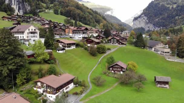 Letecký pohled na vesnici Lauterbrunnen ve Švýcarsku se svým slavným vodopádem — Stock video
