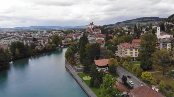 Flygfoto över staden Thun i Schweiz — Stockvideo