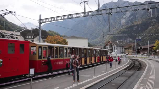 Cog σιδηροδρομικό σταθμό Wilderswil να Schynige Platte Mountain - BERN, ΕΛΒΕΤΊΑ - 9 Οκτωβρίου 2020 — Αρχείο Βίντεο