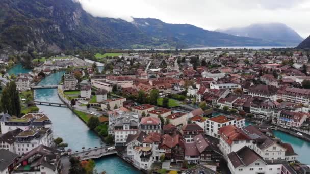 Вид с воздуха на город Интерлакен в Швейцарии — стоковое видео