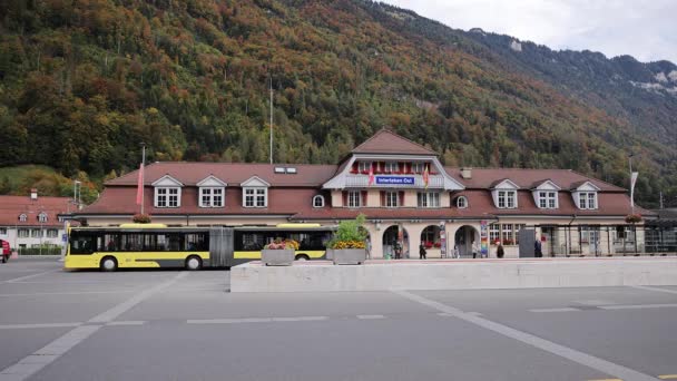 Interlakens järnvägsstation i Schweiz - BERN, SWITZERLAND - 9 oktober 2020 — Stockvideo