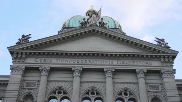 Palazzo del Parlamento a Berna chiamato Bundeshaus - capitale della Svizzera - BERN, SVIZZERA - 9 OTTOBRE 2020 — Video Stock