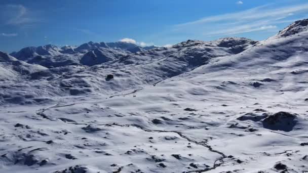 Luftaufnahme über einen wunderschönen Gletscher in der Schweiz — Stockvideo