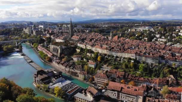 Historiska distriktet Bern i Schweiz - Flygfoto över huvudstaden — Stockvideo