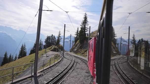 スイスの山Schynige Platteで有名なコグ鉄道-ベルン、スイス- 2020年10月9日 — ストック動画