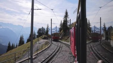 İsviçre 'deki Schynige Platte Dağı' ndaki ünlü çarklı tren yolu - BERN, SWitzERLAND - 9 Ekim 2020