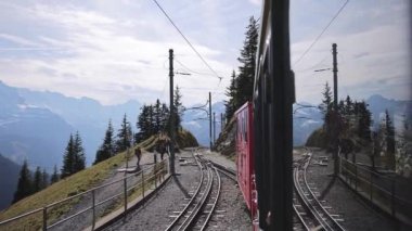 İsviçre 'deki Schynige Platte Dağı' ndaki ünlü çarklı tren yolu - BERN, SWitzERLAND - 9 Ekim 2020