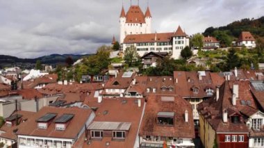 Yukarıdan İsviçre 'deki Thun Kalesi