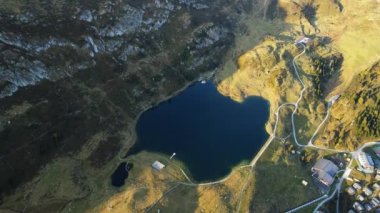 İsviçre 'nin Bettmeralp Alpleri' nde çok güzel bir göl.