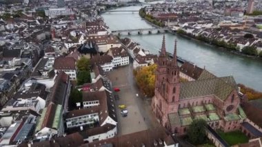 Basel İsviçre ve Katedral üzerinde hava manzarası