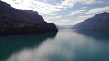 İsviçre 'deki Brienz Gölü' nün mavi sularıyla