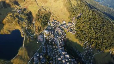 İsviçre 'nin Bettmeralp Alpleri' nde çok güzel bir göl.