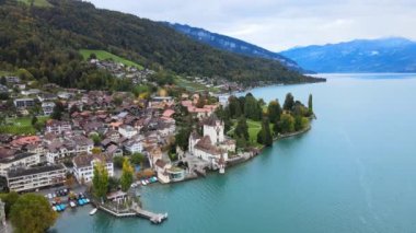 İsviçre 'deki Thun Gölü' nde ünlü Oberhofen Şatosu
