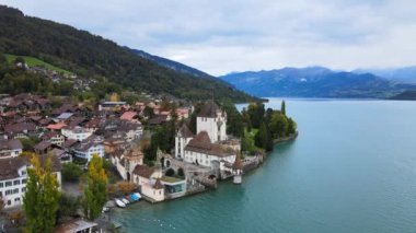 İsviçre 'deki Thun Gölü' nde ünlü Oberhofen Şatosu