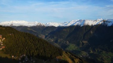 İsviçre Alpleri 'ndeki muhteşem dağların üzerinden uçuyor.